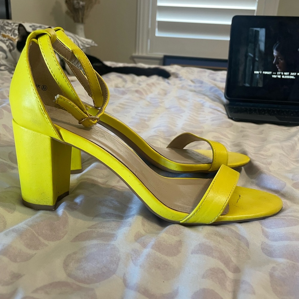 Dream Pairs Yellow Heels